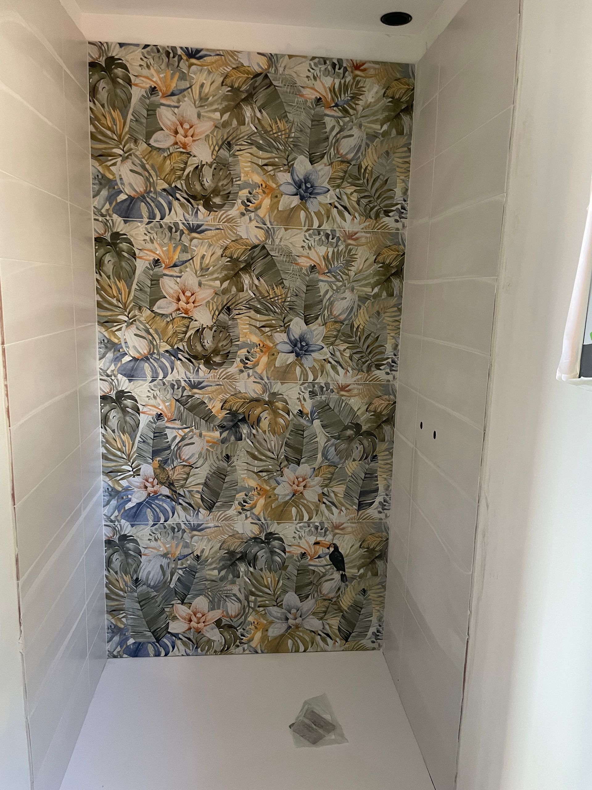 Carrelage imprimé jungle avec orchidées