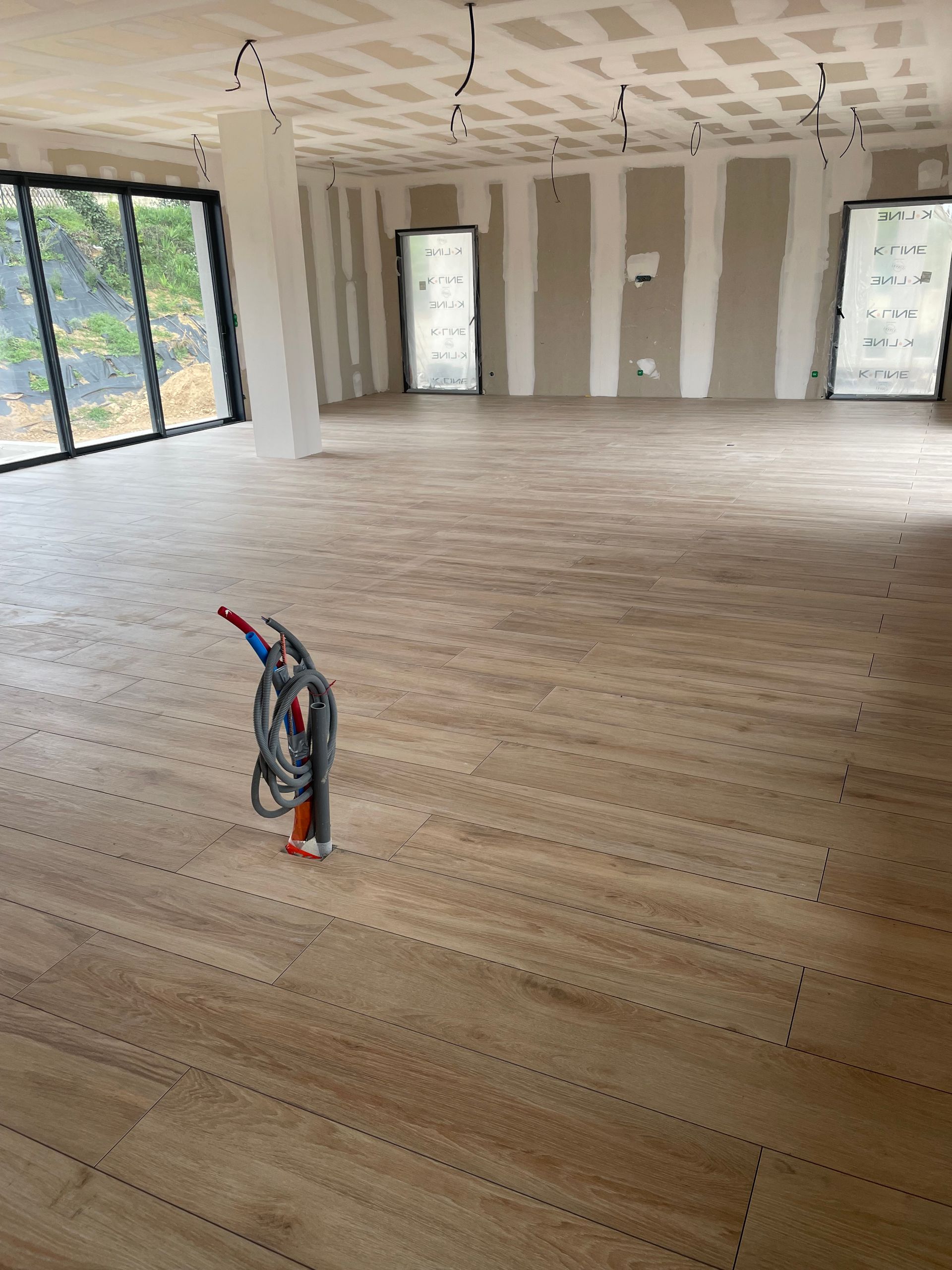 Carrelage imitation bois dans une grande pièce de vie