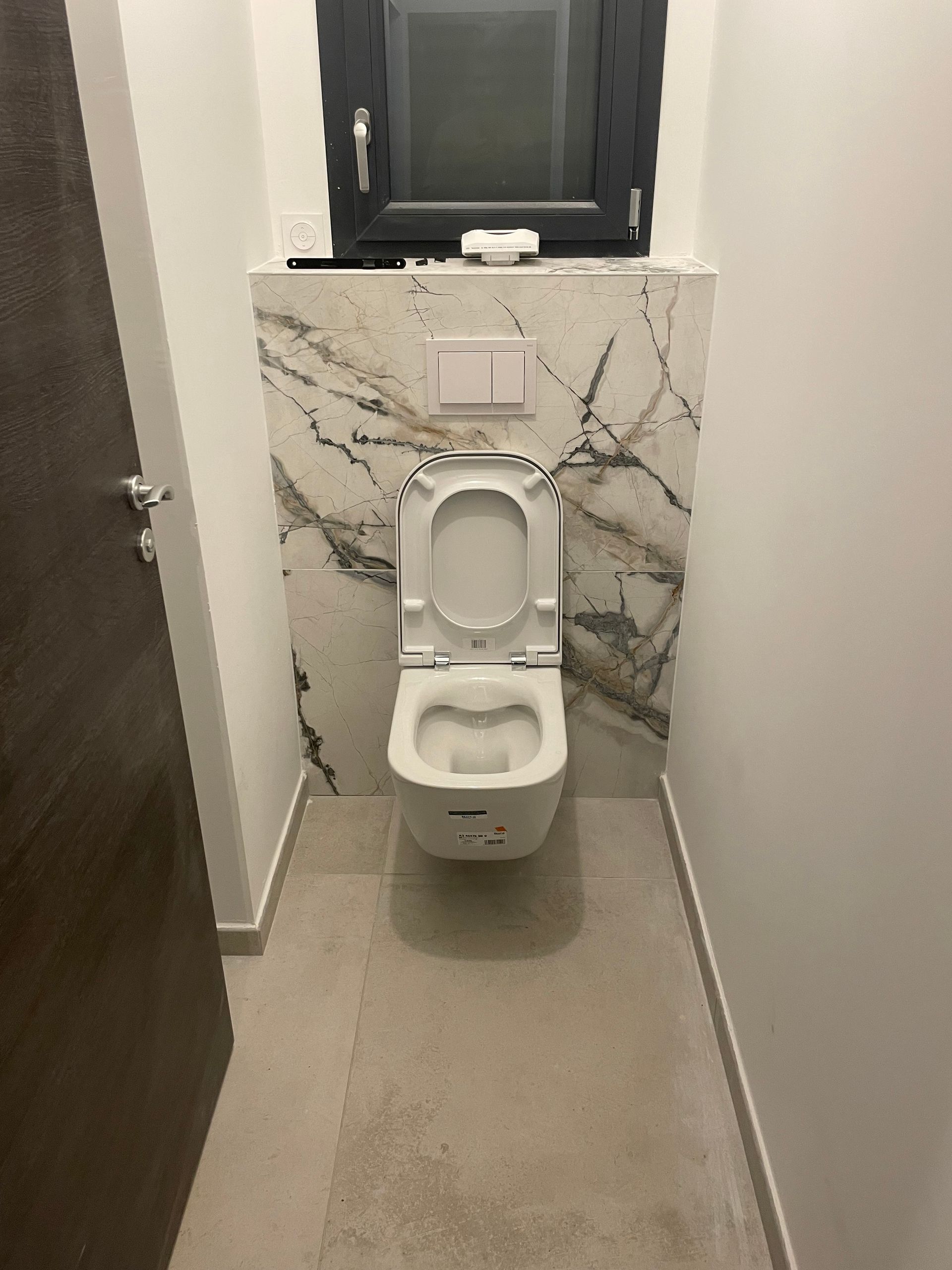 Pose de carrelage dans les toilettes