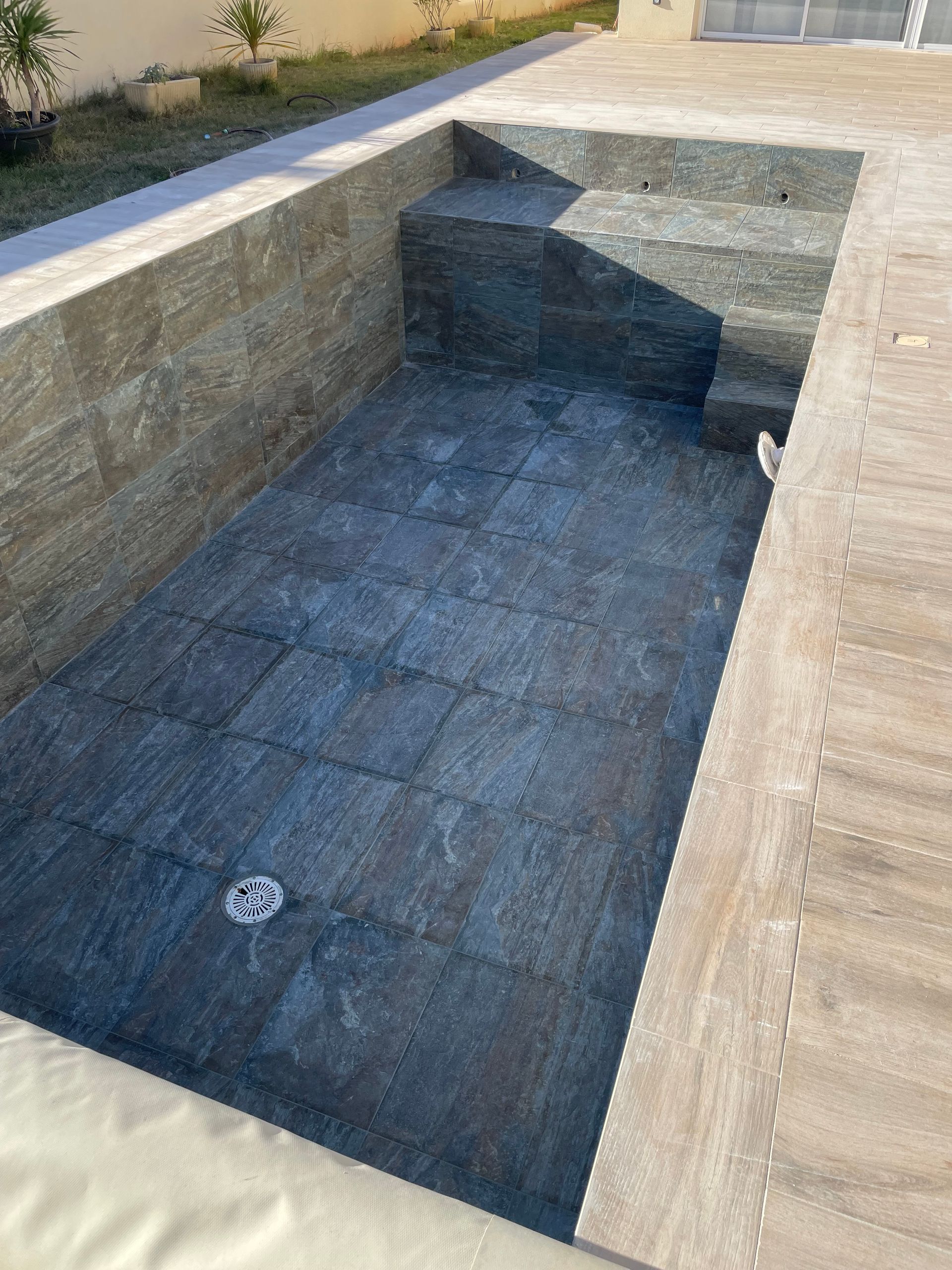 Pose de carrelage pour un bassin et une terrasse extérieure
