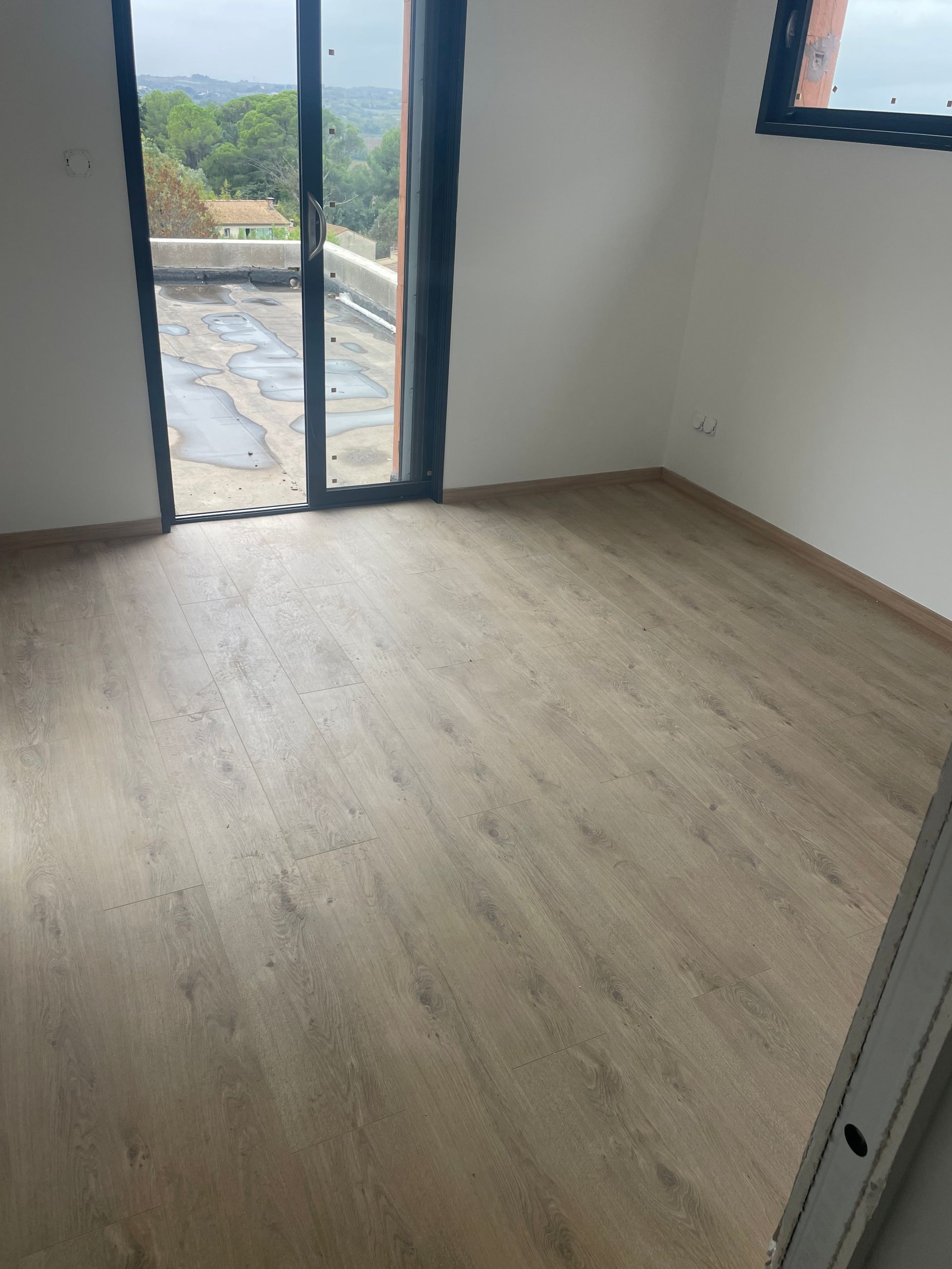 Pose de parquet dans un bureau