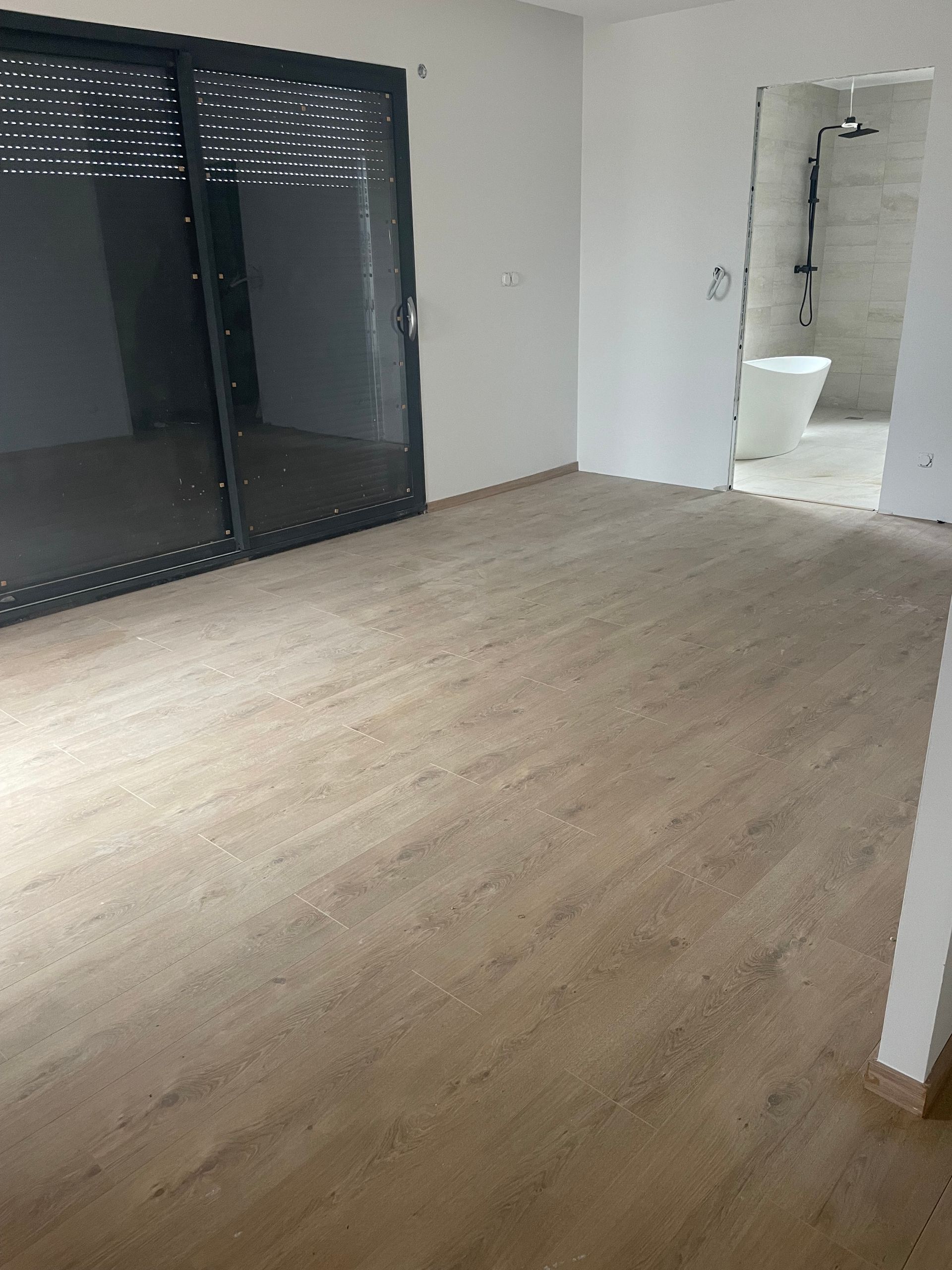 Parquet stratifié dans un appartement promoteur