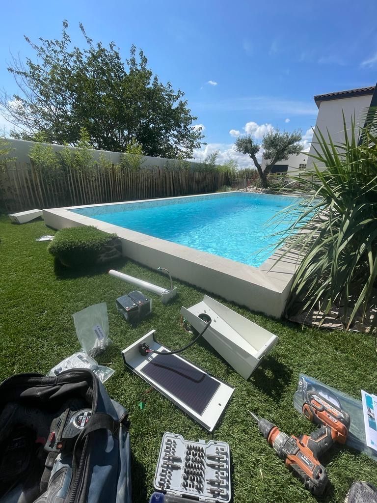 Piscine avec plage en gazon synthétique