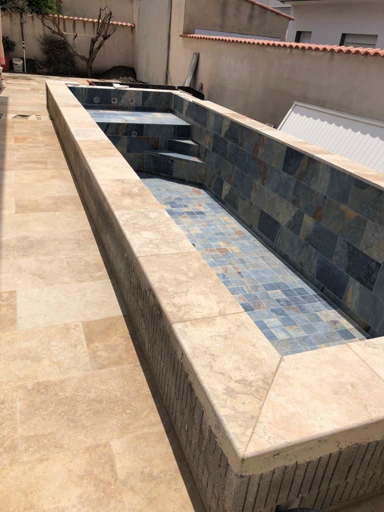 Pose de carrelage deux tons pour un bassin de nage