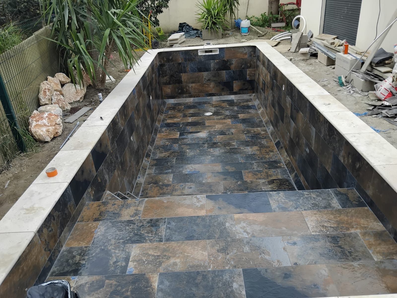 Carrelage fond de piscine et plage