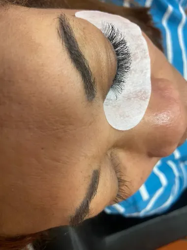 Un primer plano de las uñas de una mujer con la letra a en ellas.
