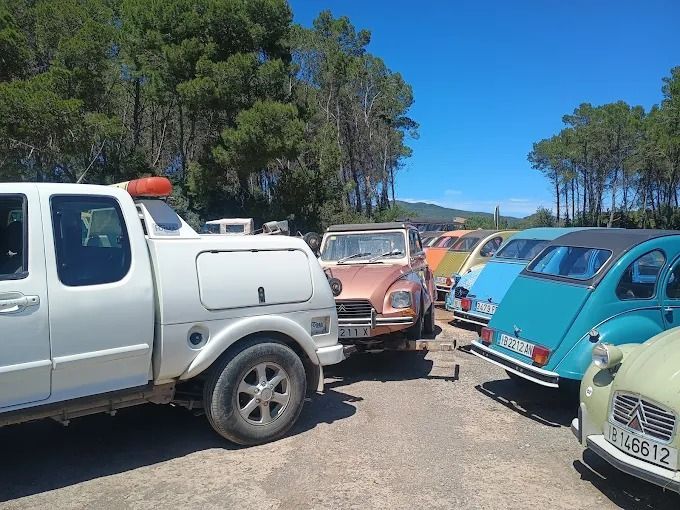 Un hombre está usando un gato para cambiar una llanta de un automóvil.