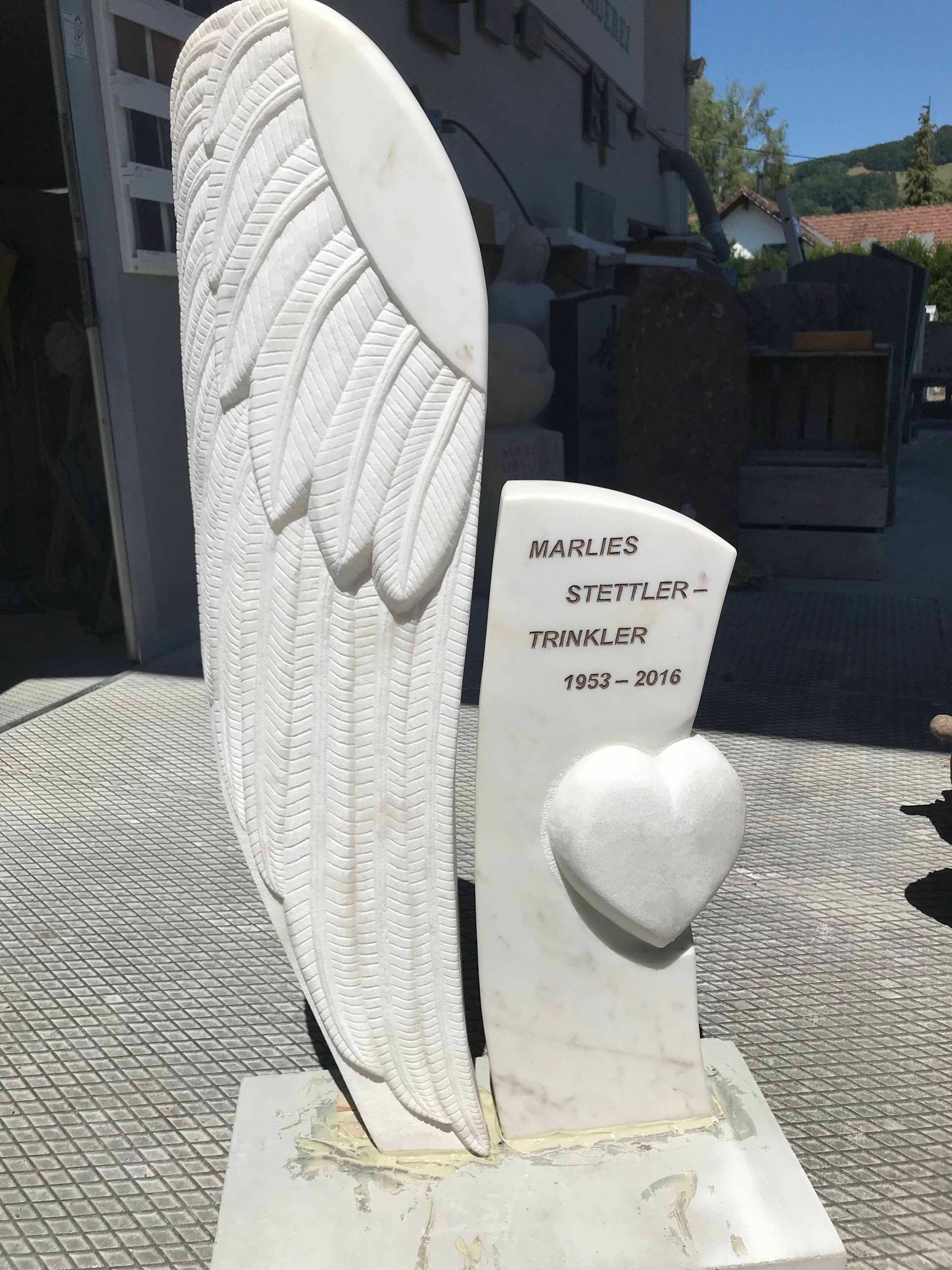 Grabstein speziell Flügel - Kurt Ackermann Bildhauerei Grabmalkunst GmbH