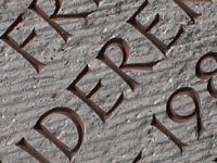 Schrift graviert braun gemalt - Kurt Ackermann Bildhauerei Grabmalkunst GmbH