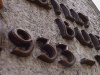 Schrift Bronze dunkle Patina - Kurt Ackermann Bildhauerei Grabmalkunst GmbH