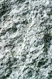 gespaltener Stein - Kurt Ackermann Bildhauerei Grabmalkunst GmbH