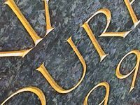 Schrift graviert vergoldet - Kurt Ackermann Bildhauerei Grabmalkunst GmbH