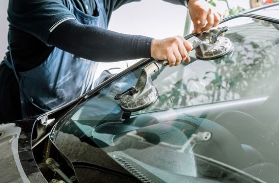 Remplacement d'un pare-brise de voiture.