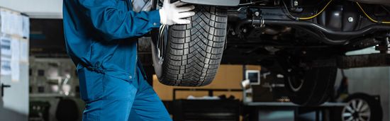 Changement d'un pneu sur une voiture.
