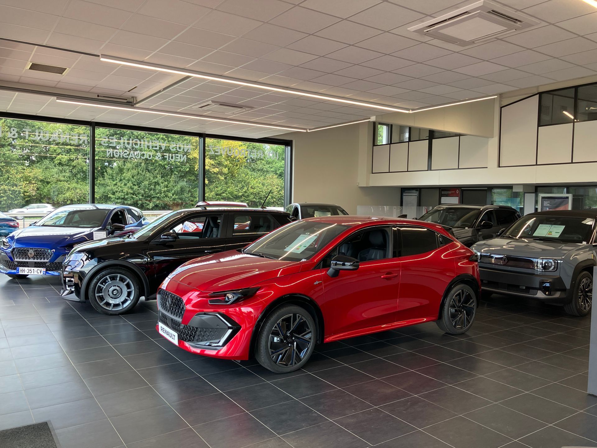 Voitures dans le hall du garage automobile.