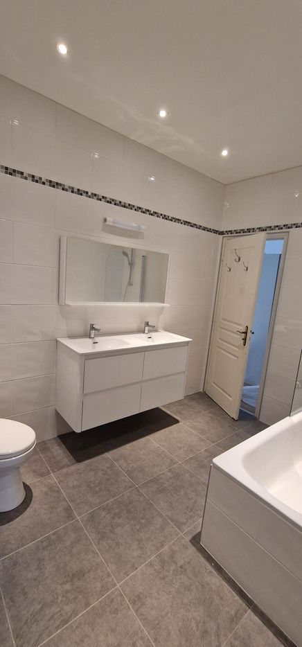 Meuble avec vasque dans salle d'eau