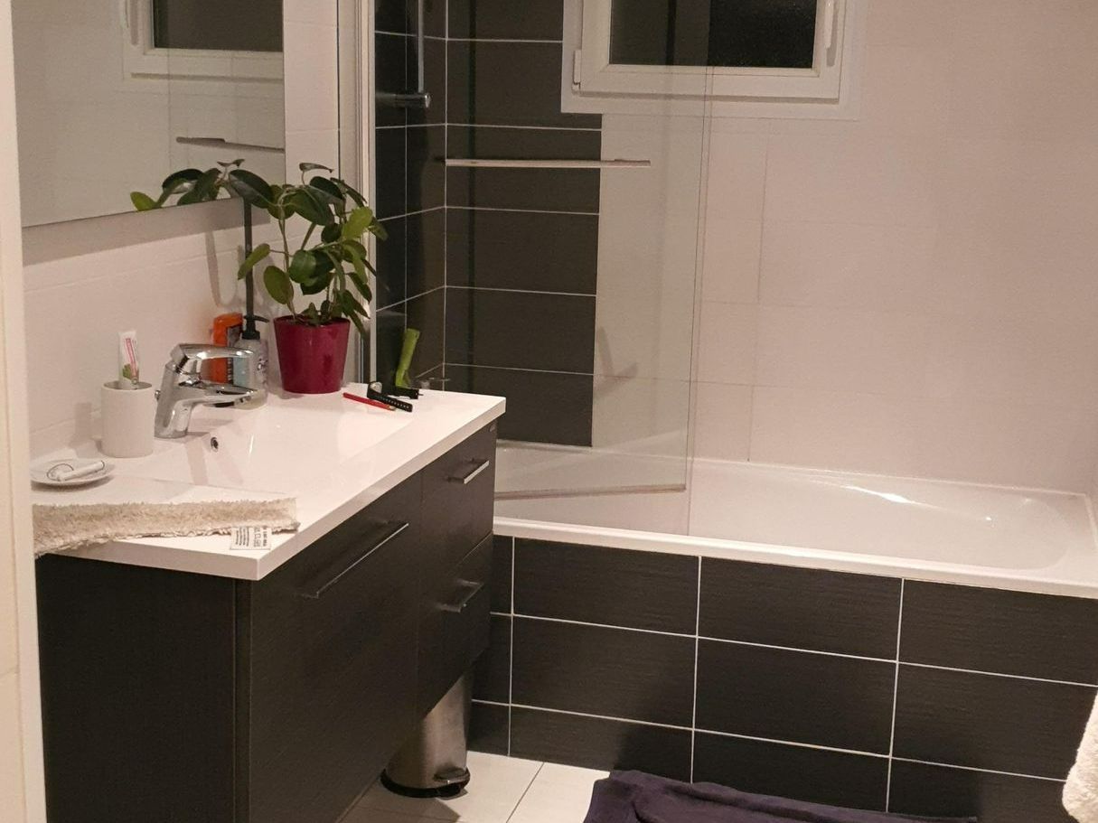 Salle de bains rénovée noire et blanche