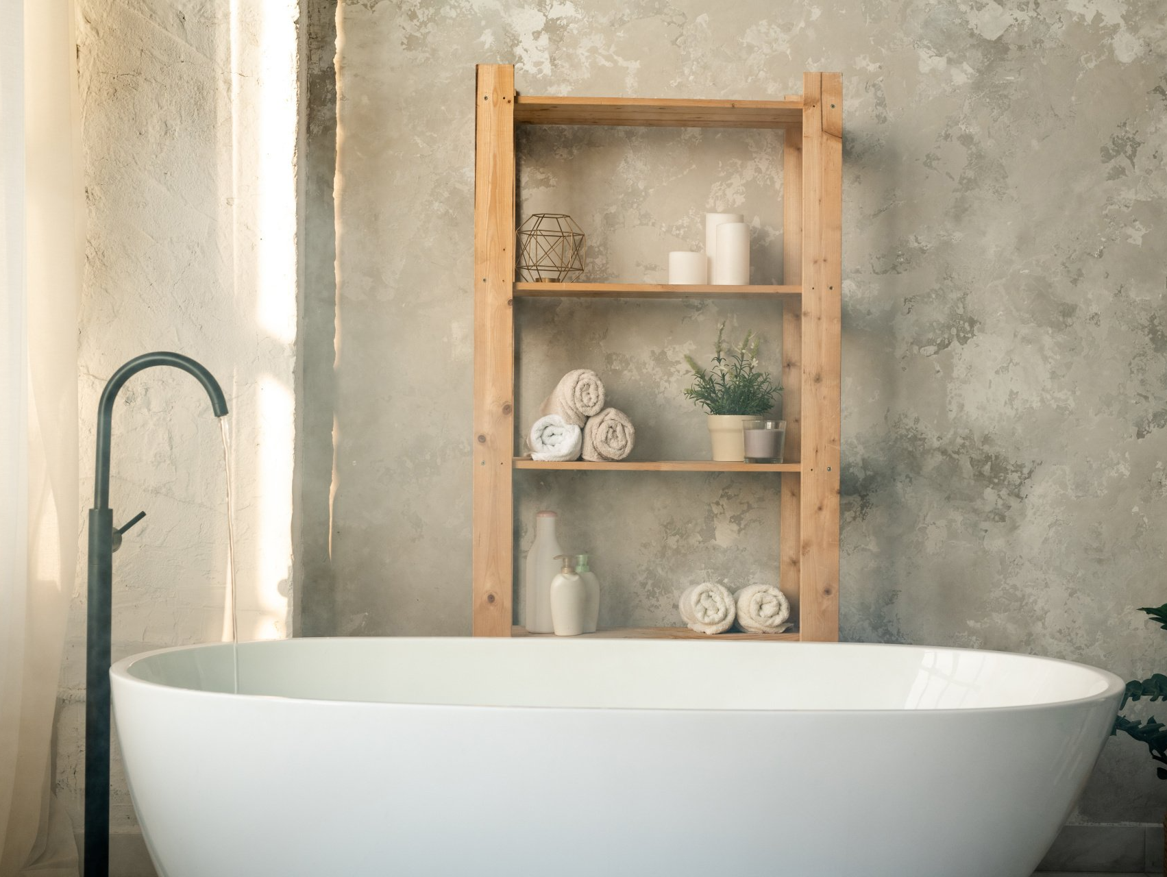 Baignoire ronde blanche dans salle de bain