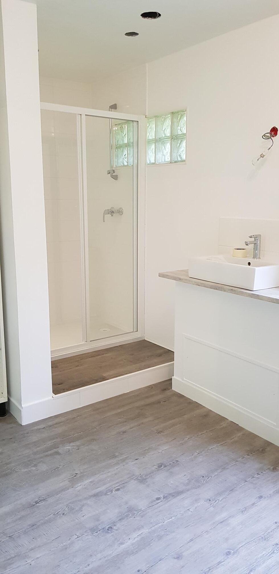 Salle de bains avec une marche