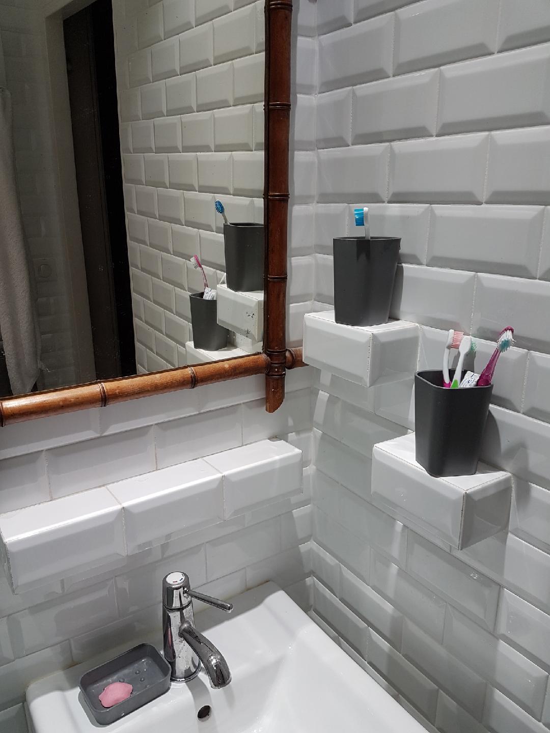 Salle de bains avec carreaux blancs