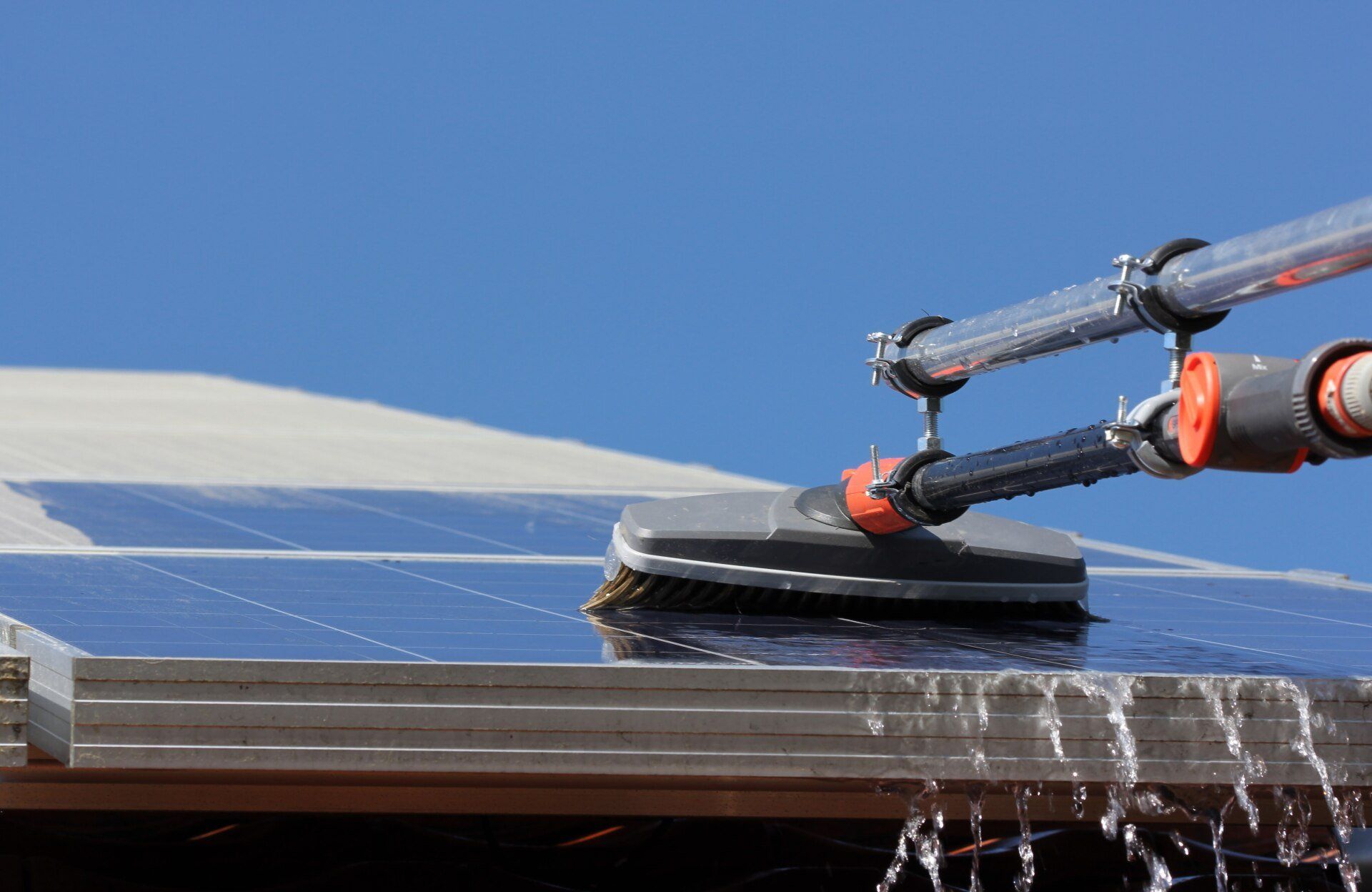 Un balais nettoyant un panneau solaire