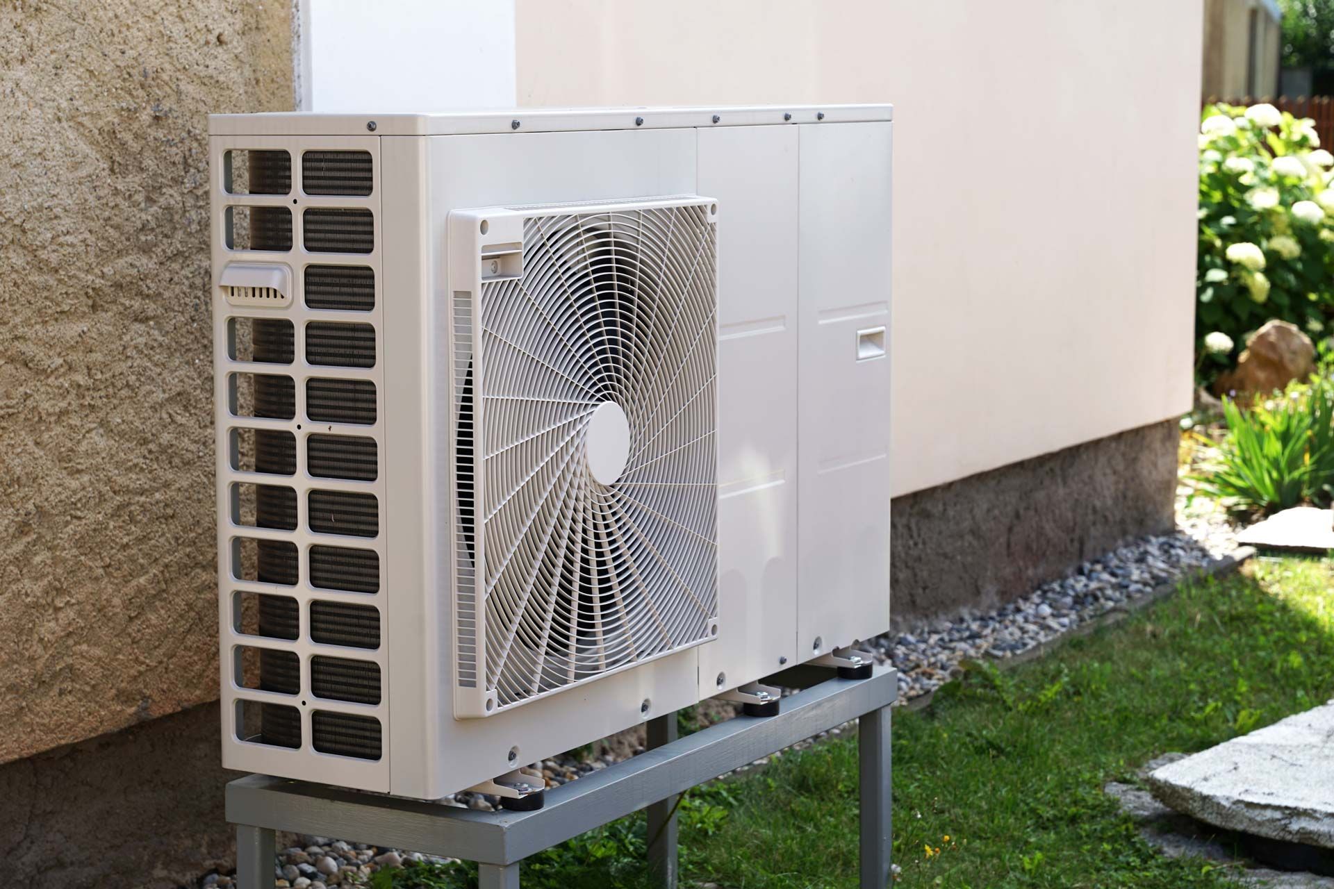 Pompe à chaleur air/air installée dehors contre le mur d'une maison
