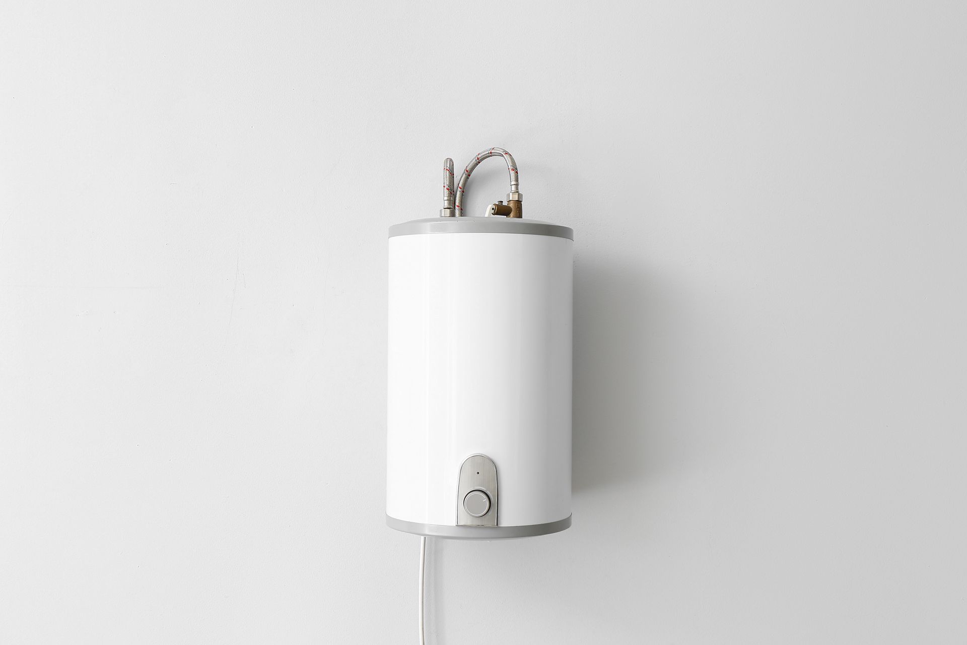 Chauffe-eau électrique sur un mur blanc