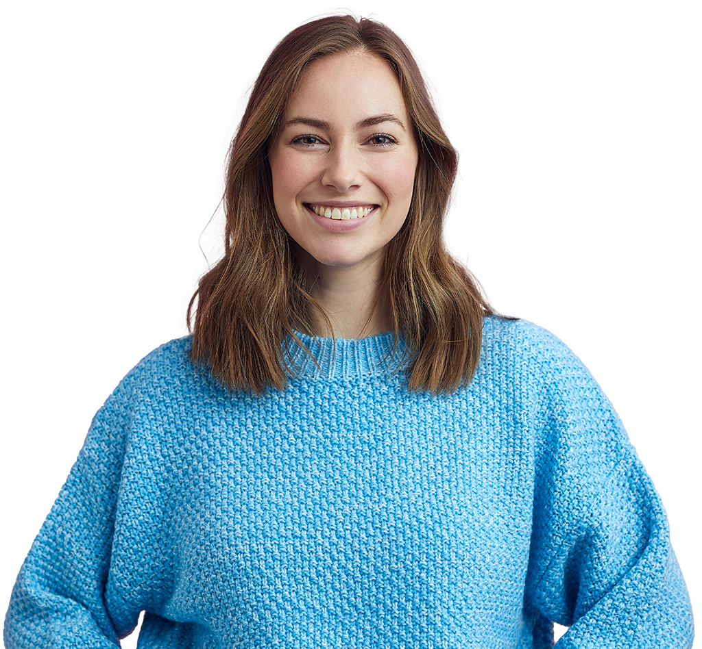 Femme avec un pull bleu souriante