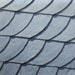 Eine Nahaufnahme eines Schieferdachs mit einem diagonalen Muster.
