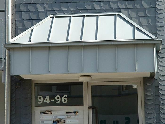 Eine Tür mit der Nummer 94-96 darauf