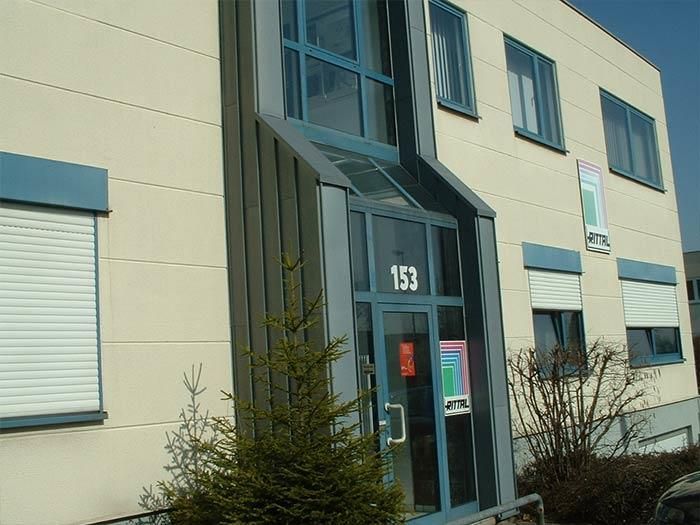 Ein Gebäude mit der Nummer 153