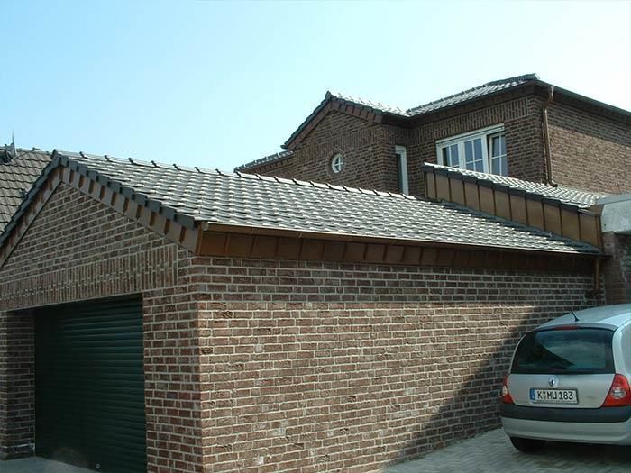 Ein Backsteingebäude mit der Nummer 6 darauf