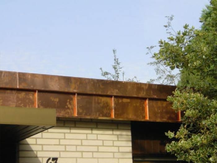 Ein Backsteingebäude mit der Nummer 67 darauf