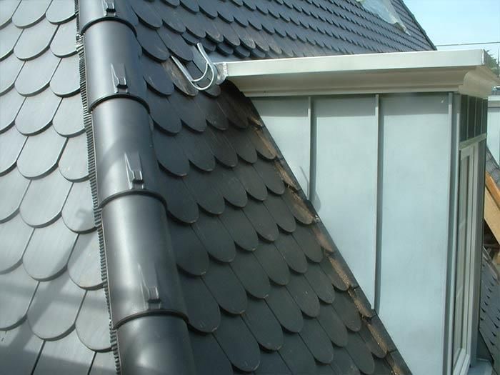 Eine Nahaufnahme eines Daches mit Schindeln und einem Fenster