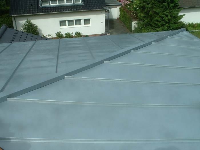 Das Dach eines Hauses mit einem grauen Dach