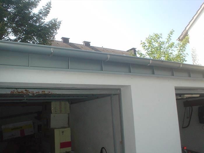 Eine Garage mit Kisten darin und einer Dachrinne