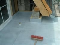 Auf dem Boden eines Gebäudes steht ein Besen.