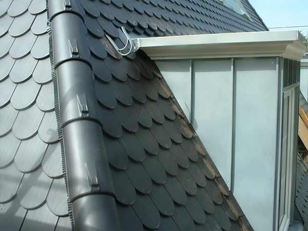 Ein Dach mit einem Fenster und einer Dachrinne