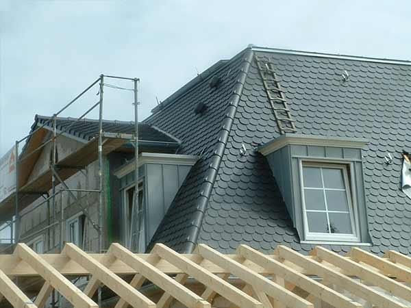 Es wird ein Dach mit einem Fenster und einer Leiter darauf gebaut.