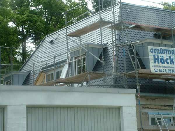 Ein im Bau befindliches Gebäude mit Gerüsten und einem Schild mit der Aufschrift „Hack“