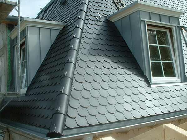 Ein Dach mit einem Fenster an der Seite