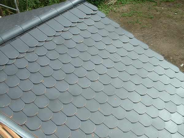 Ein Dach mit vielen Schindeln darauf