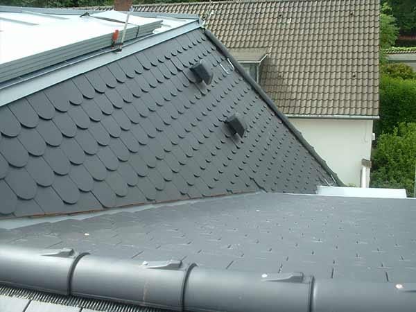 Ein Dach mit vielen Schindeln darauf