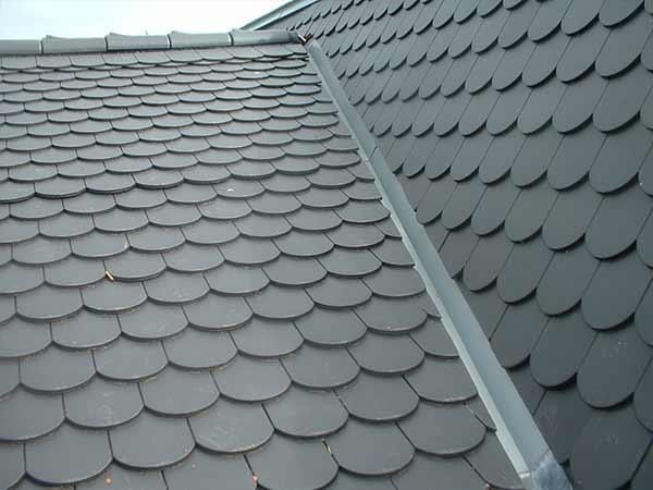 Eine Nahaufnahme eines Daches mit einer Dachrinne