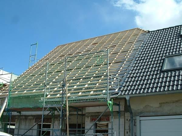 Ein Dach wird mit einem Gerüst darum herum gebaut