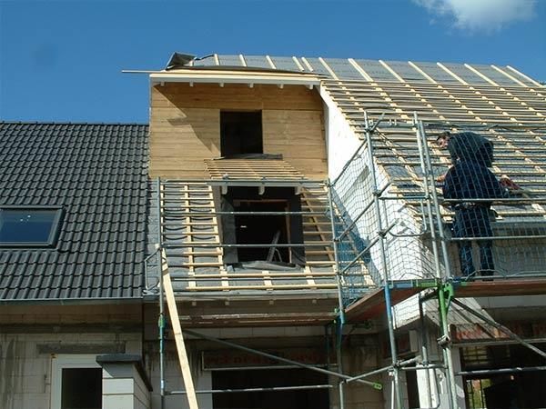 Ein im Bau befindliches Gebäude mit Gerüst darum herum