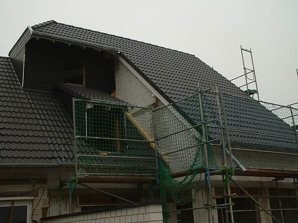 Ein im Bau befindliches Gebäude mit Gerüst und Dach