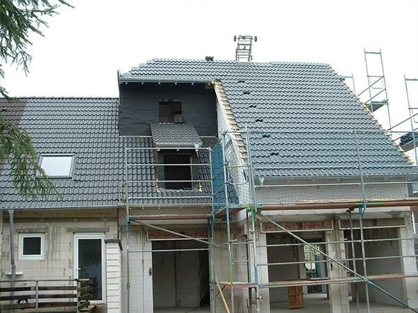 Ein im Bau befindliches Haus mit Gerüst darum herum