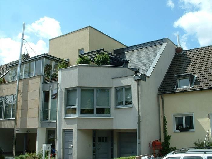 Ein Haus mit einem Dach, das viele Fenster hat