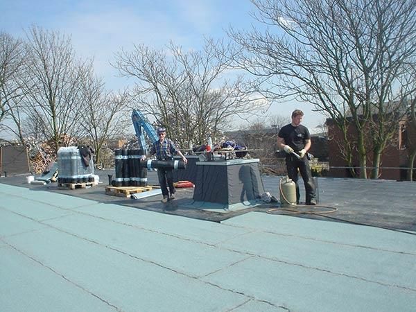 Ein Mann steht auf dem Dach eines Gebäudes